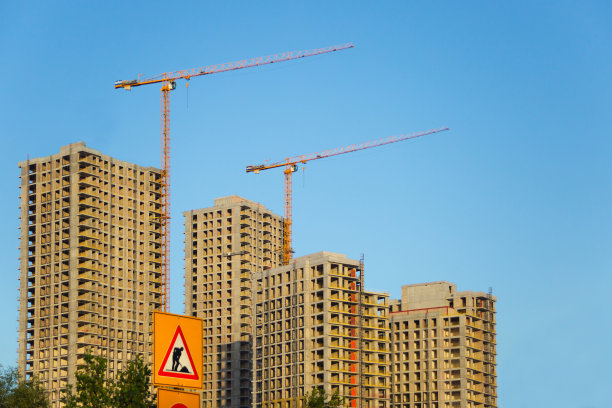 建筑起重机在多栋建筑工地图片下载