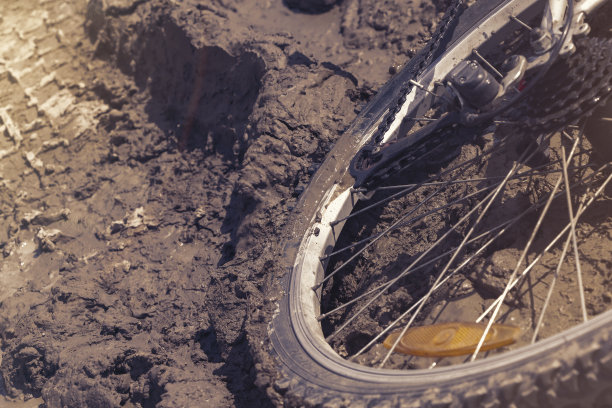 自行车轮子陷在泥里了。近距离图片下载