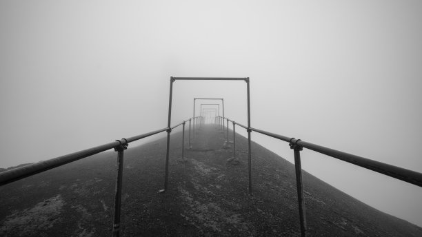 山脊线在云中——大八尖山图片下载