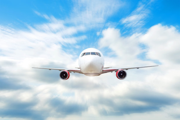 在云端飞行和旅行，天航飞机运动速度。图片下载