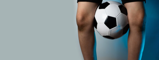 足球守门员脏了膝盖，把球夹在两腿之间图片下载