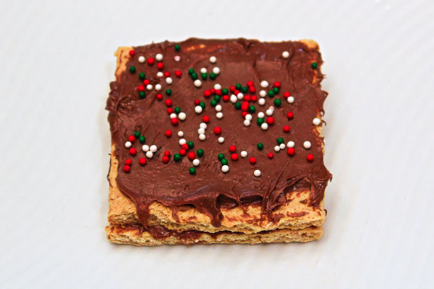 这是一块涂满巧克力和糖屑的葡萄饼干的特写图片下载