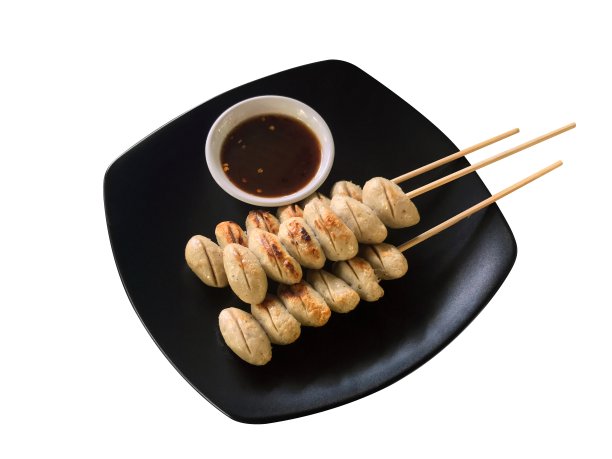 肉丸烧烤和酱汁在黑色盘子孤立白色背景图片下载