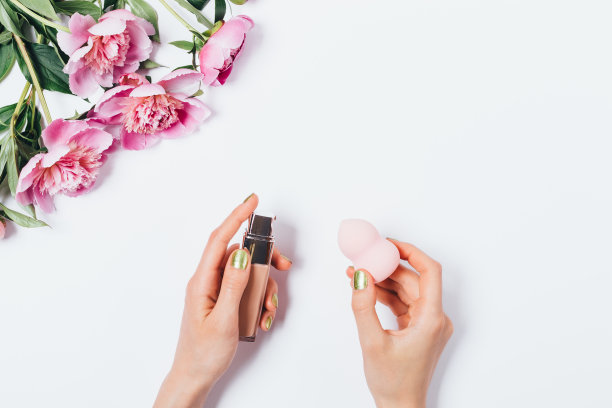 女性的手拿着化妆棉图片下载