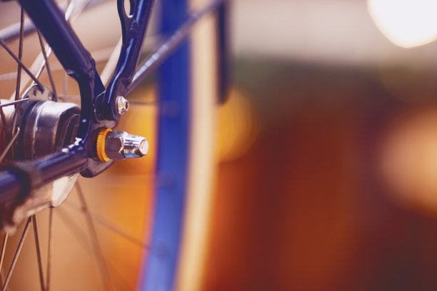 自行车车轮特写镜头。模糊的背景。文本空间。图片下载