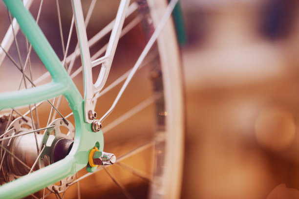 自行车车轮特写镜头。模糊的背景。文本空间。图片下载