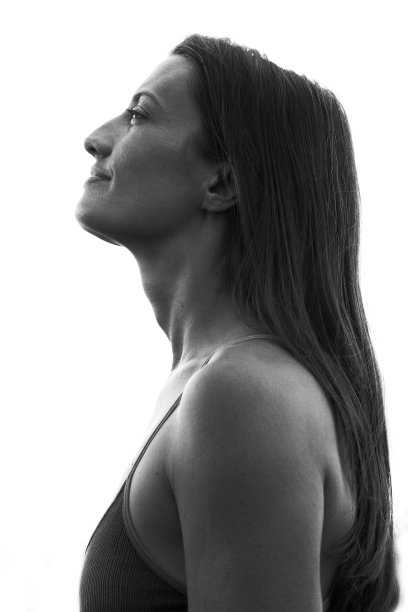 一个迷人的近侧画像，和平的女人长棕色头发和强壮的特征图片下载