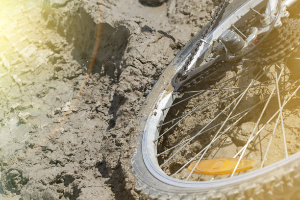 自行车轮子陷在泥里了。近距离图片下载