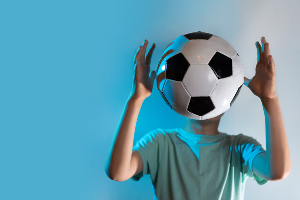 在蓝色背景上是足球而不是头部图片下载