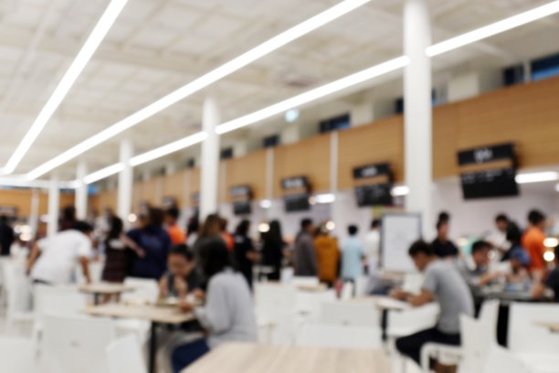 食堂食堂，很多人在吃东西的大学食堂模糊背景，模糊背景的咖啡馆或自助餐厅图片下载