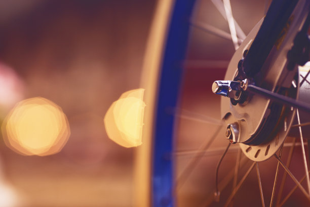 自行车车轮特写镜头。模糊的背景。文本空间。图片下载