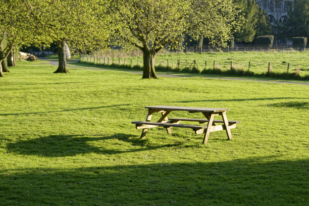 公园里用来野餐的桌子和长凳图片下载