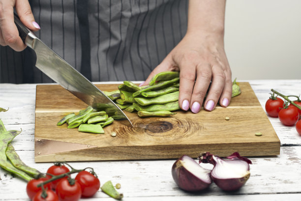 厨师在木板上切青豆图片下载