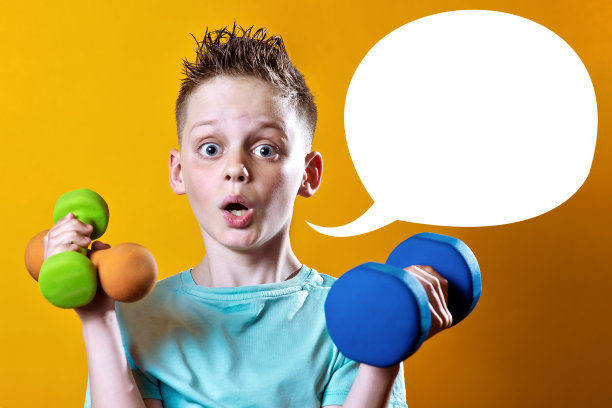 一个穿着亮t恤黄色背景上有哑铃的男孩图片下载