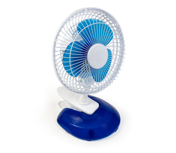 现代家用电扇桌上的白色背景图片下载