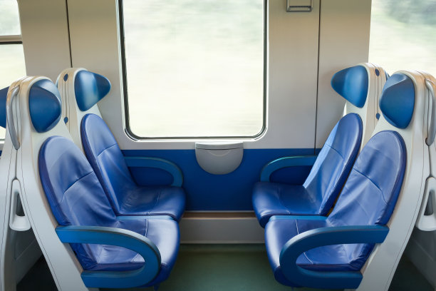 空火车内部为欧洲和意大利的长途和短距离，火车车厢配有蓝色的座位图片下载