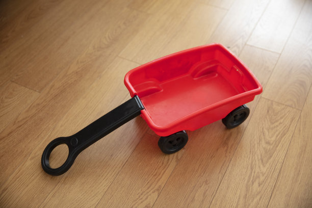 红色儿童的塑料手推车  照片 一辆红色的儿童塑料手推车图片下载