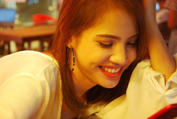 抽象多彩的美丽女子微笑画像。图片下载