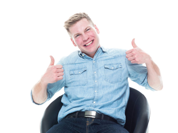 坐着的男人竖起大拇指图片下载