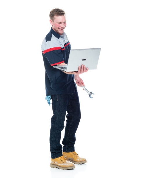 年轻英俊的男机械师站在白色的背景上-使用笔记本电脑图片下载