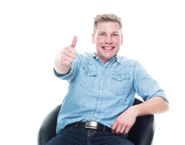 坐着的男人竖起大拇指图片下载