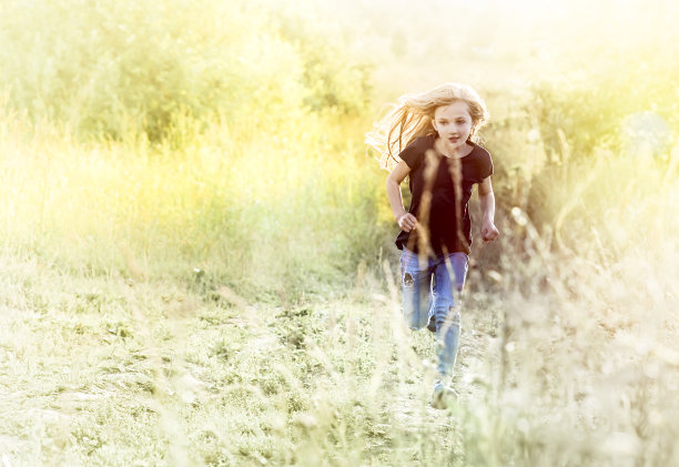 小女孩在草地上奔跑图片下载