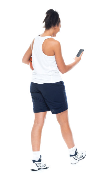 美丽的非裔美国篮球运动员边走边发短信图片下载