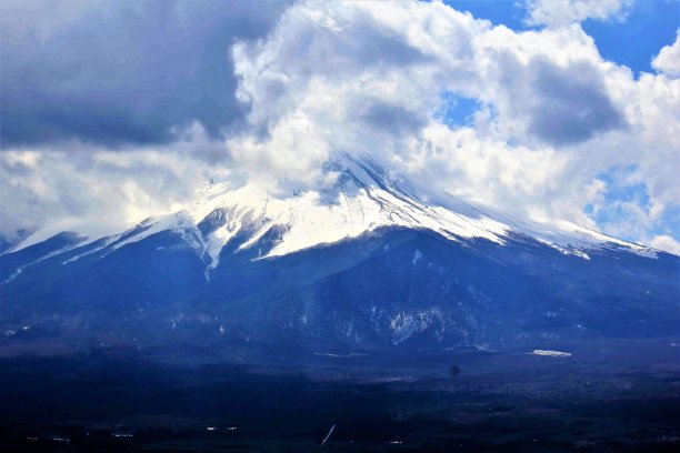 富士山上乌云密布图片下载