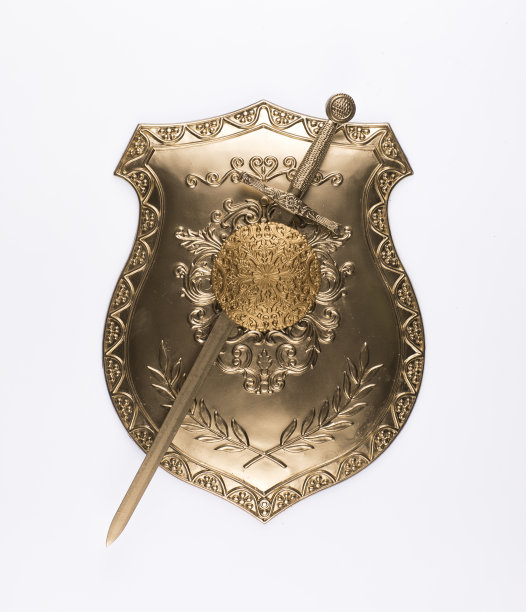 金色盾牌孤立在白色背景图片下载