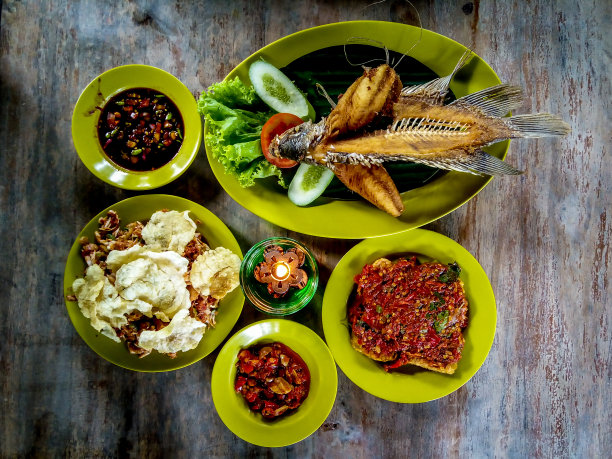 传统的印尼食物，有鱼，蔬菜，辣酱和饼干图片下载