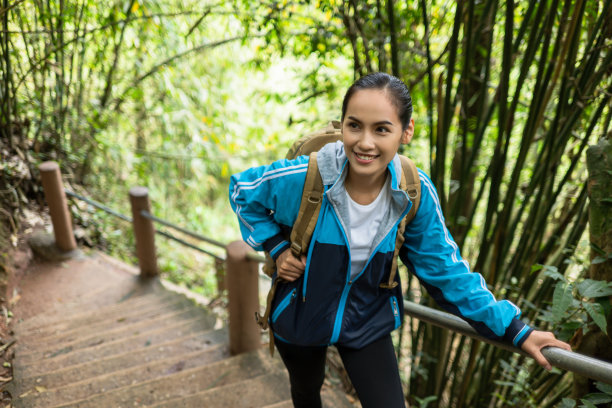 亚洲女人，她在瀑布，徒步旅行，国家公园图片下载
