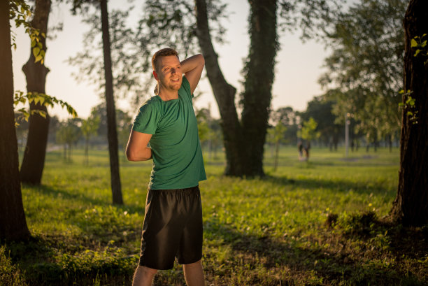一个年轻人在公园里锻炼身体。图片下载