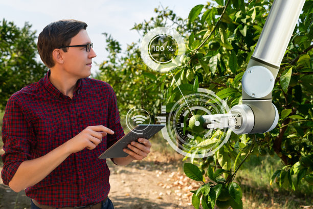 Farmer用平板电脑控制机器人手臂图片下载