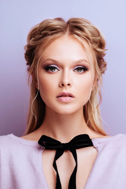 美丽可爱的时尚模特与时尚的化妆图片下载