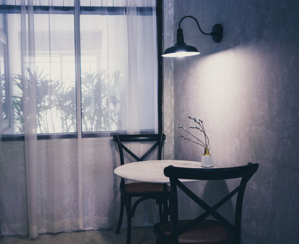 在咖啡店的桌子和椅子。图片下载