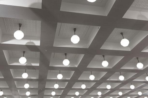 宴会厅的天花板很漂亮。当代室内设计。图片下载