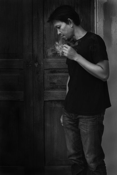 男人抽烟，黑白摄影图片下载