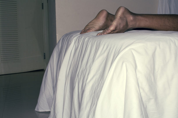 床上的人腿图片下载