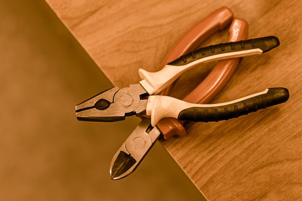 红色调色工具，用于用电和切割电线，镊子和钳子图片下载