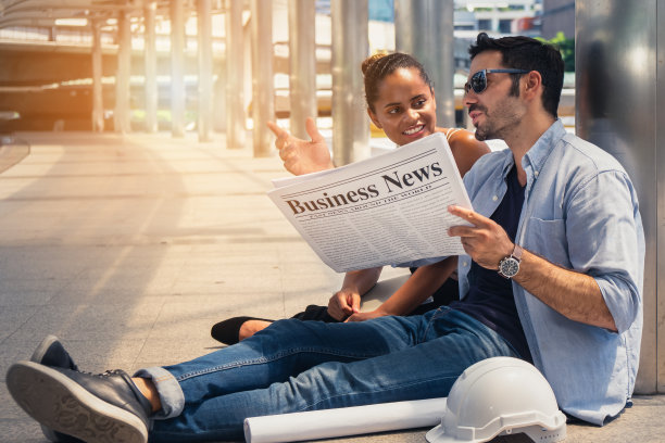 商务人士和工程师与商业报纸进行商业讨论图片下载