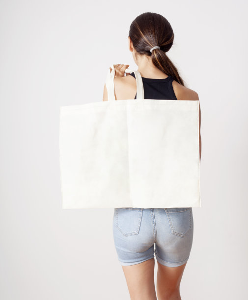 拿着棉布包的女人图片下载