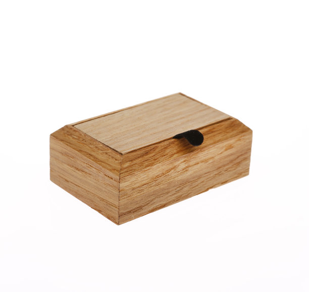 带黑色开瓶器的手工木制储物盒图片下载