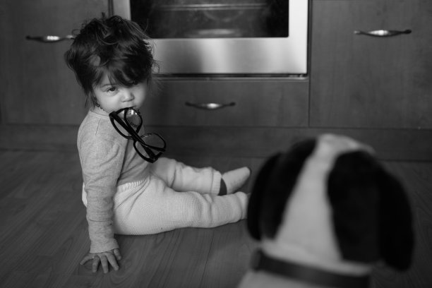 小女孩在看她的玩具图片下载