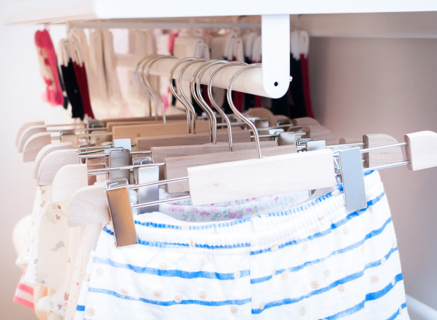 架子上挂着五颜六色的东西图片下载