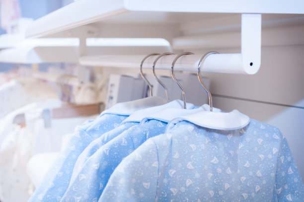 架子上挂着五颜六色的东西图片下载