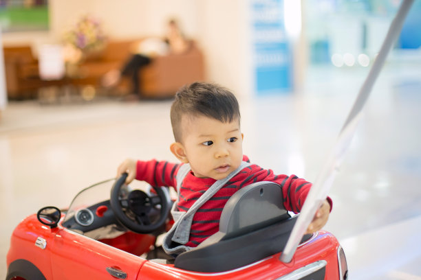 小男孩开着一辆红色的车图片下载
