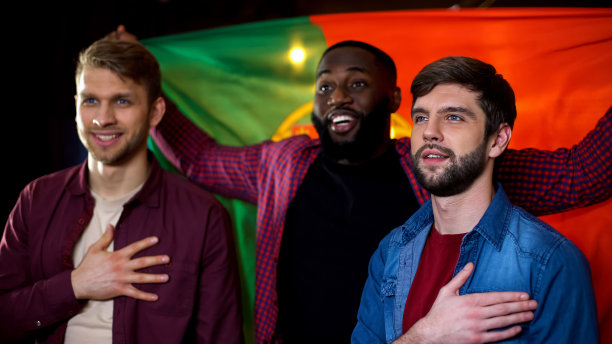 多民族朋友支持葡萄牙队，唱国歌，举旗图片下载