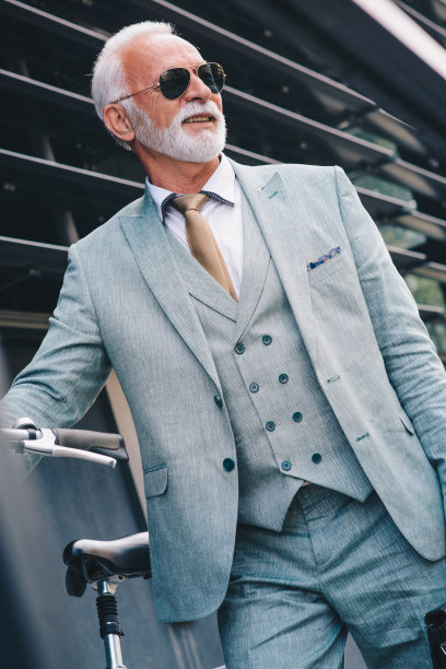 一位资深商人牵着他的自行车的照片图片下载