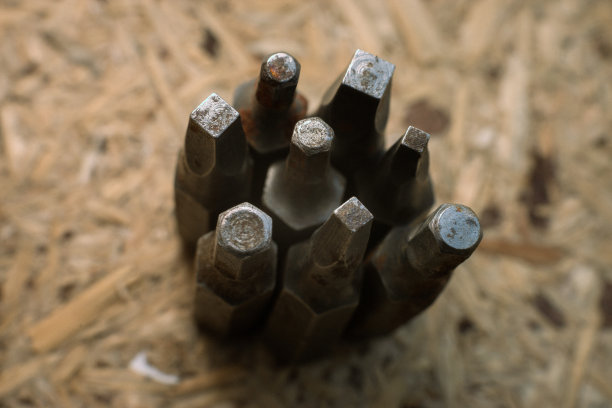 螺丝起子的钻头生锈了图片下载