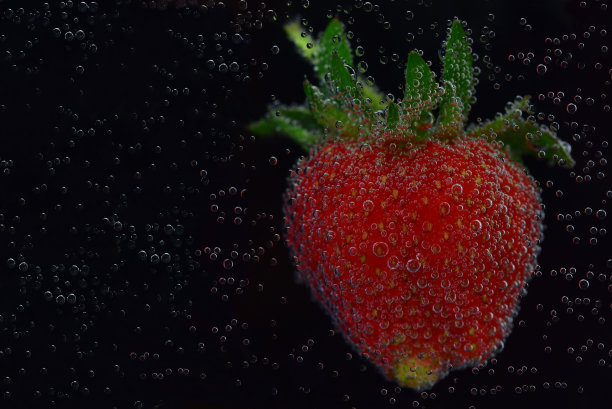 草莓在水里图片下载